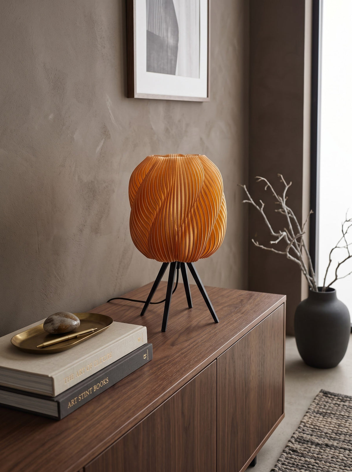 Lámpara de mesa Zúa color Caramelo en un ambiente decorado, foto 4 — Arvalla Studio Ecuador