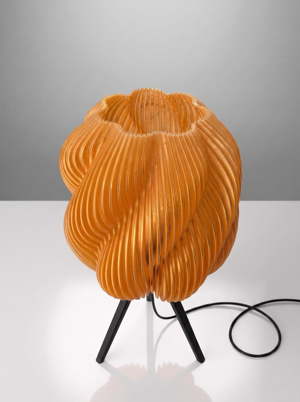Lámpara de mesa Zúa color Caramelo, vista de producto 2 — Arvalla Studio Ecuador