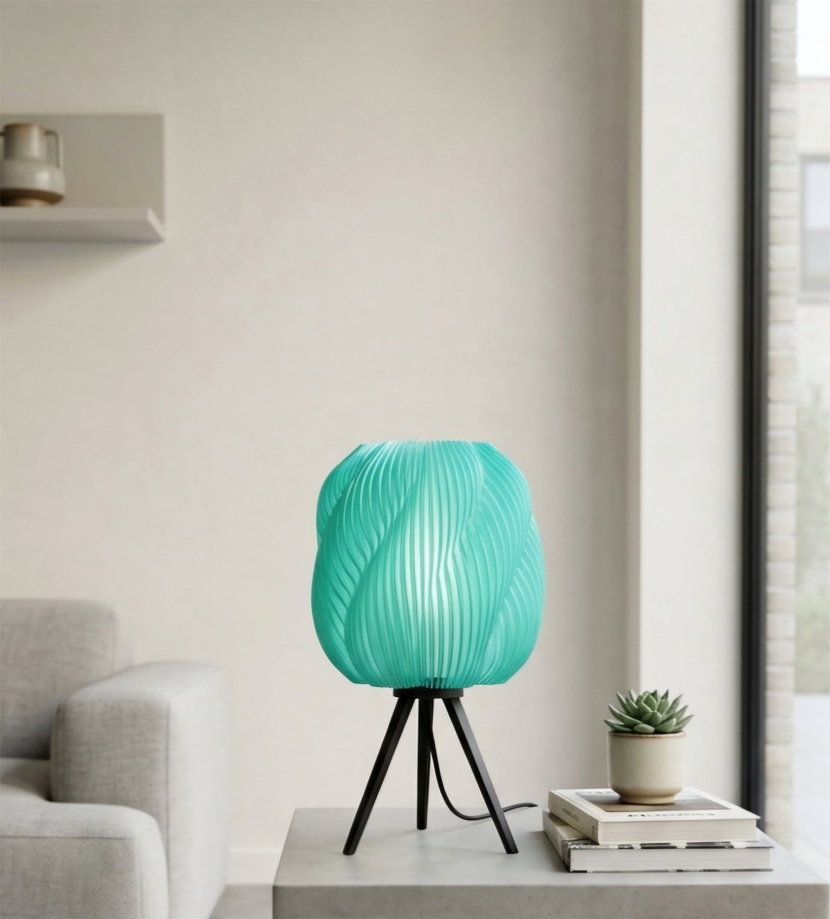 Lámpara de mesa Zúa color Cielo en un ambiente decorado, foto 3 — Arvalla Studio Ecuador
