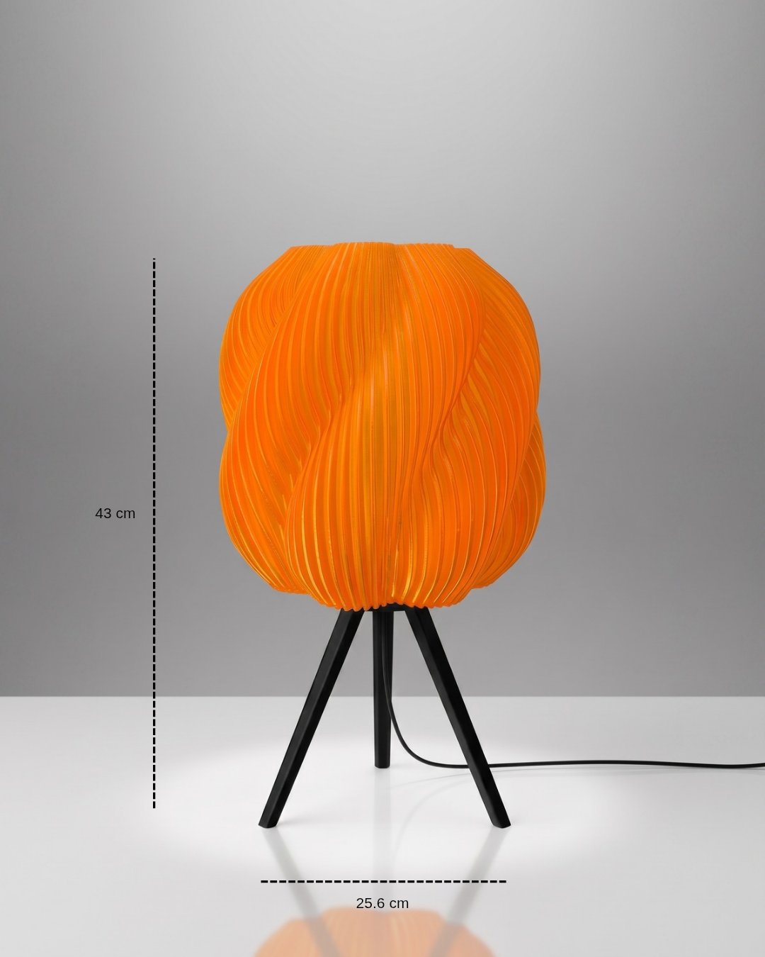 Lámpara de mesa Zúa color Miel con medidas: 43 cm de alto y 25.6 cm de diámetro