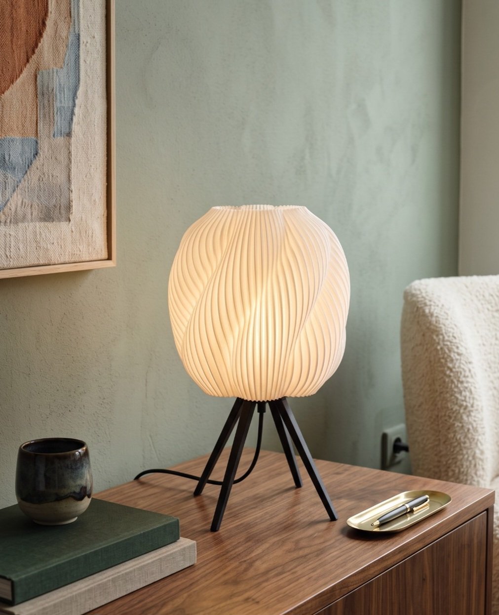 Lámpara de mesa Zúa color Nube en un ambiente decorado, foto 4 — Arvalla Studio Ecuador