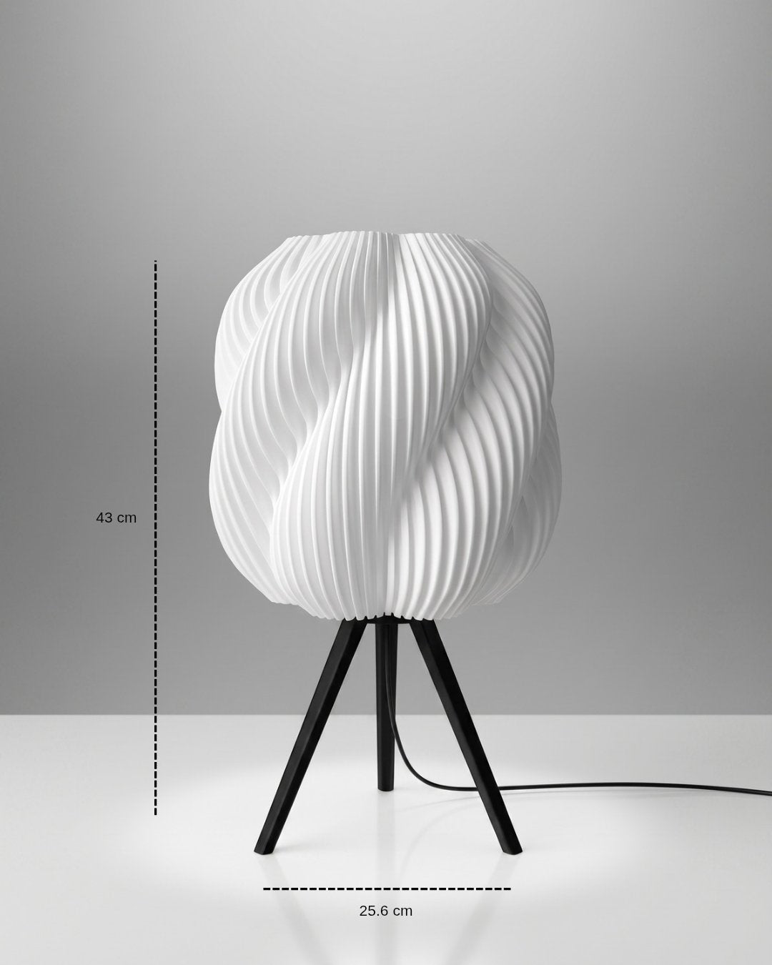 Lámpara de mesa Zúa color Nube con medidas: 43 cm de alto y 25.6 cm de diámetro